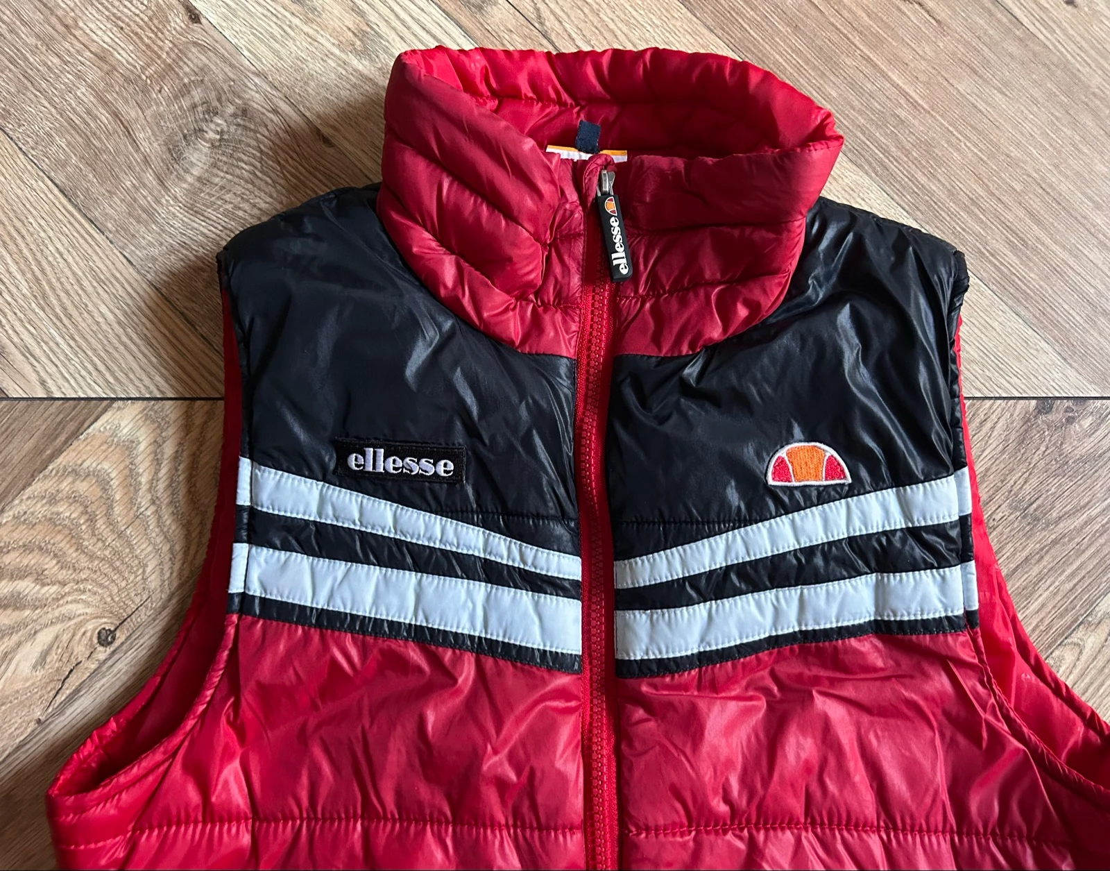 Sleeveless red and black Ellesse puffer jacket – photo 2